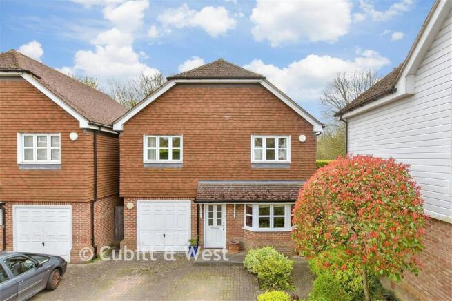 5 bed property, in The Crescent, £900,000