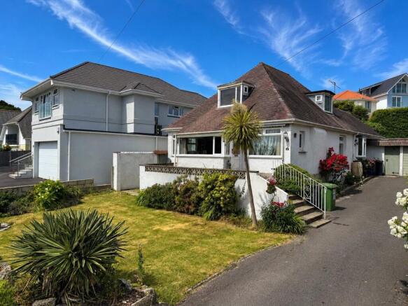 4 bed property, in Whitecliff Road, £900,000