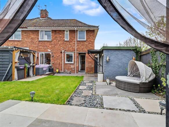 3 bed property, in Sandy Lane, £260,000