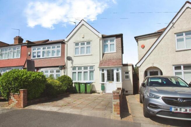 3 bed property, in Amberley Road, £475,000