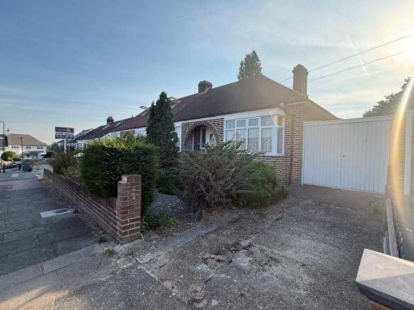 2 bed property, in Horsham Road, £460,000