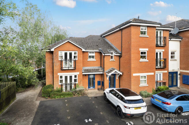 2 bed property, in St. Marks Court, £100,000
