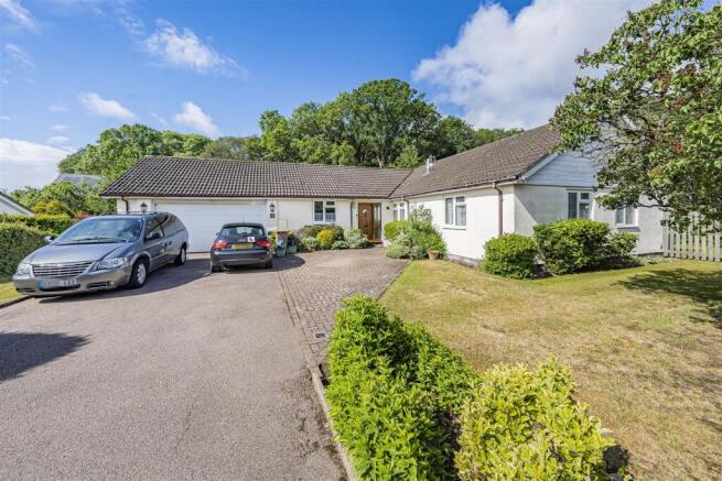 4 bed property, in Park Street Lane, £925,000