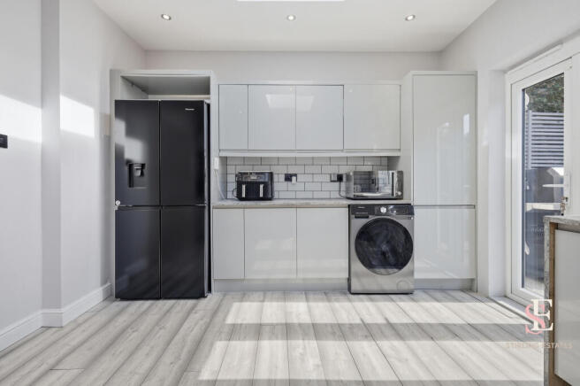 3 bed property, in Manford Way, £425,000