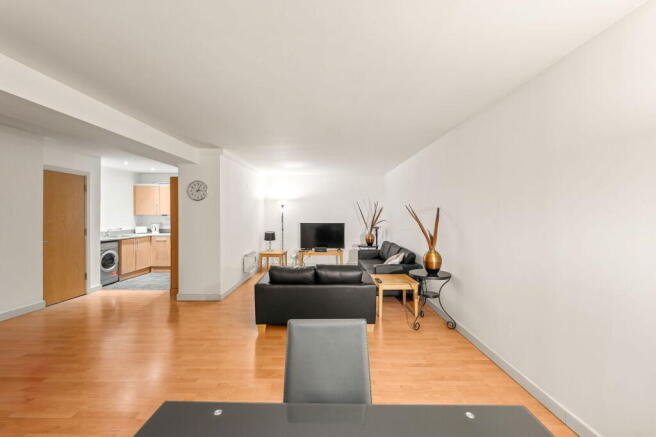 2 bed property, in Queens Road, £130,000