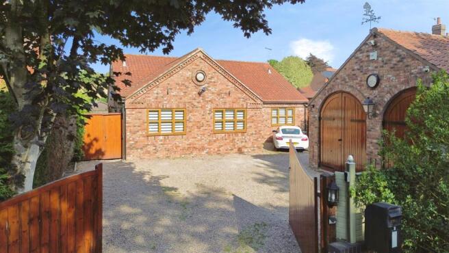 4 bed property, in Main Street, £495,000