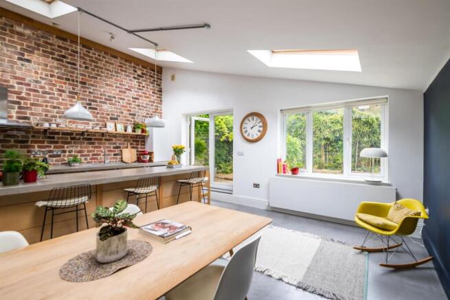4 bed property, in Kings Grove, £1,100,000