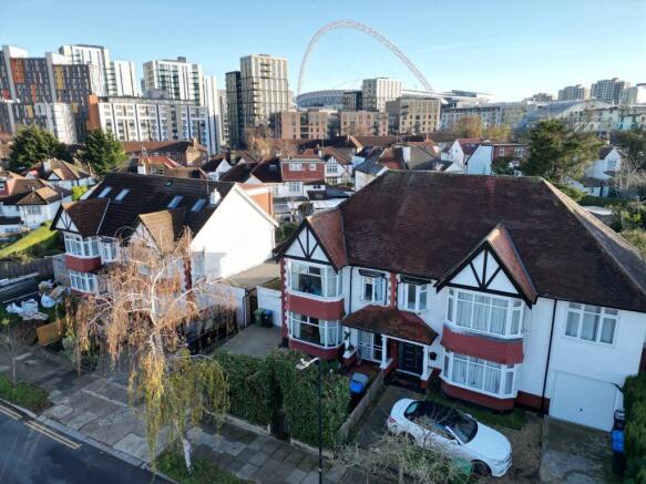 3 bed property, in Park Chase, £750,000