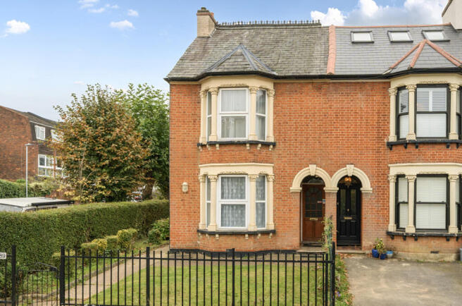 3 bed property, in Bushey Grove Road, £685,000