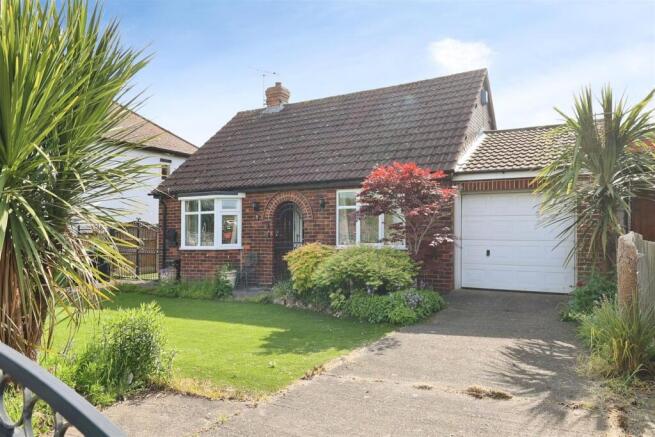 2 bed property, in Leeming Lane North, £240,000