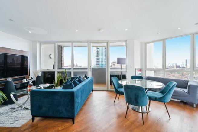 2 bed property, in Discovery Tower, £525,000