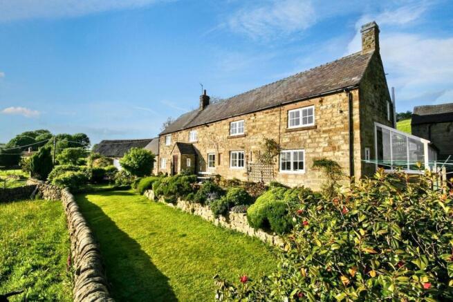 5 bed property, in Wallstones Farm, £899,950