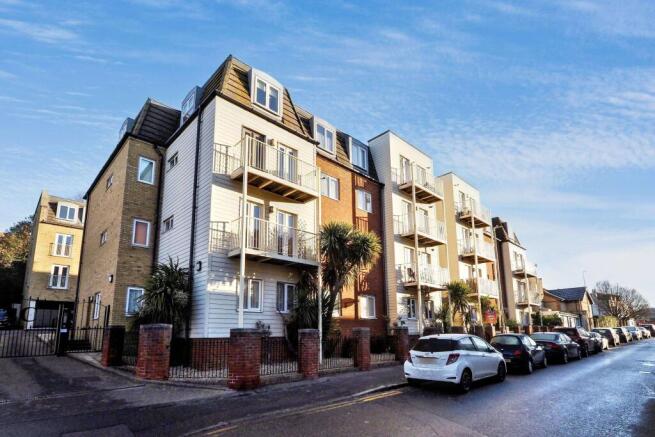 2 bed property, in Dane Road, £125,000
