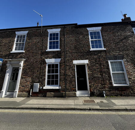 2 bed property, in Bishopgate, £160,000