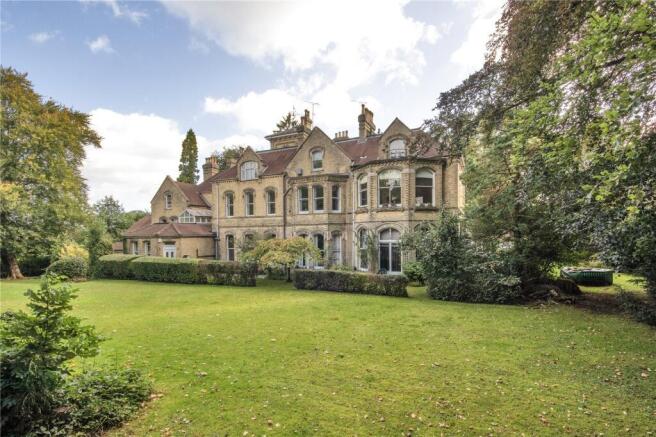 2 bed property, in Oakhill Road, £630,000