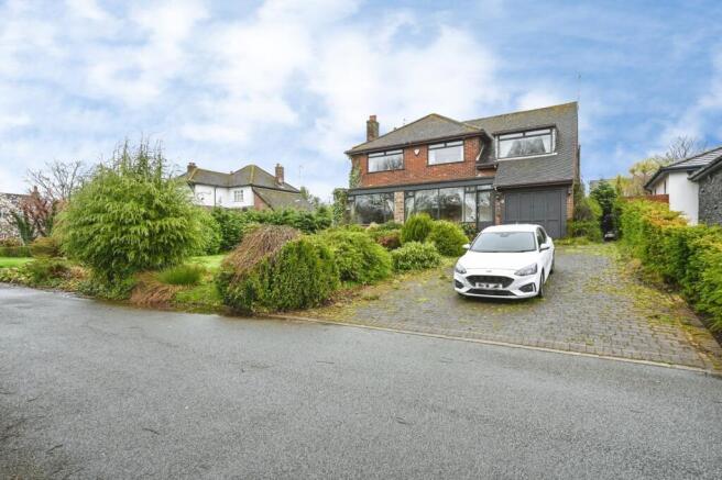 4 bed property, in Linden Grove, £500,000