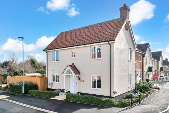 2 bed property, in Clover Way, £410,000