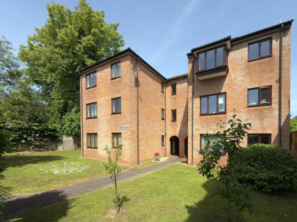1 bed property, in Priory Court, £115,000