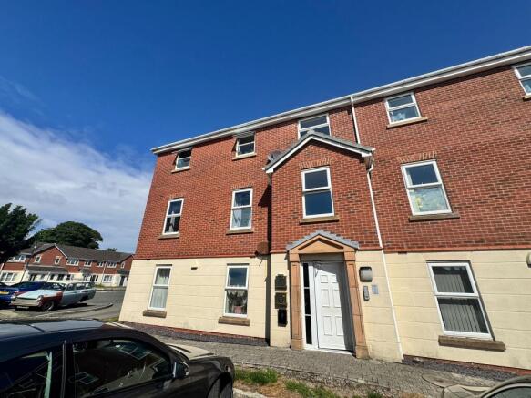 2 bed property, in Laburnum Road, £80,000
