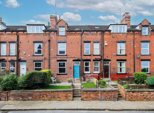 3 bed property, in Park Crescent, £165,000
