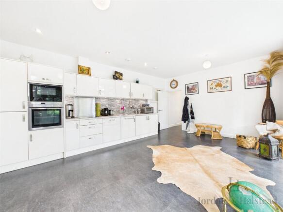 2 bed property, in George Street, £325,000