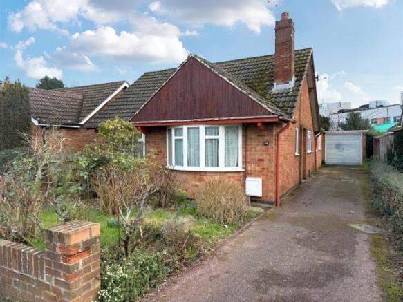 2 bed property, in Windermere Road, £250,000