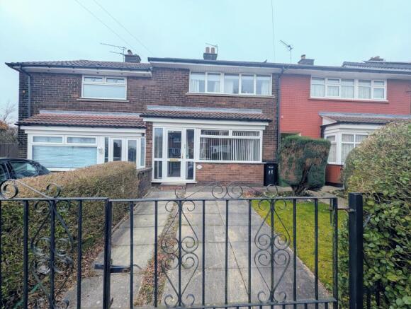 3 bed property, in Botany Road, £200,000