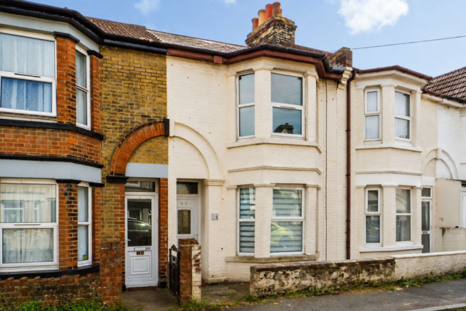 2 bed property, in Balfour Road, £180,000