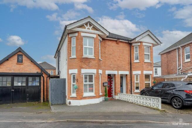 3 bed property, in Leaphill Road, £350,000
