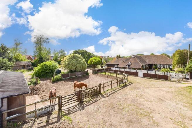 6 bed property, in Sweechgate, £1,000,000
