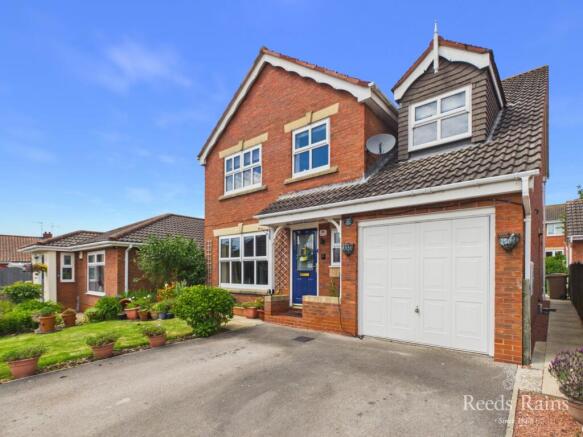 5 bed property, in Aysgarth Rise, £325,000