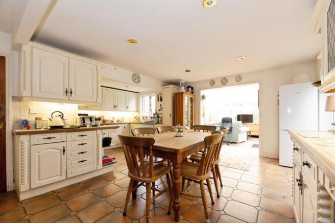 3 bed property, in Headley Heath Approach, £825,000
