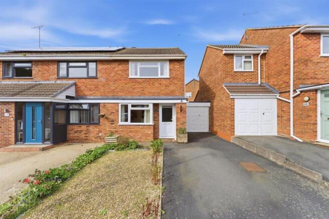 2 bed property, in Sycamore Avenue, £250,000