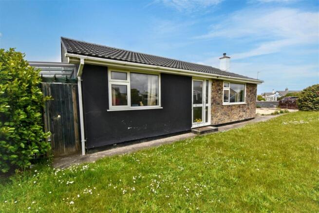 2 bed property, in Polgine Lane, £235,000