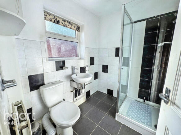 1 bed property, in Meadow Way, £170,000