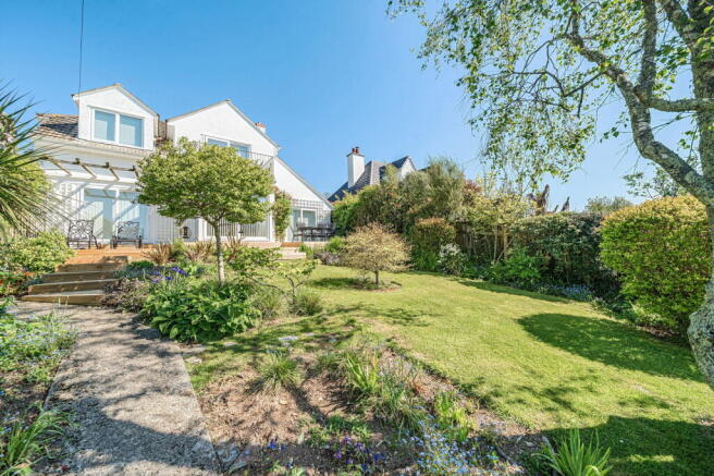 4 bed property, in Church Park, £949,950