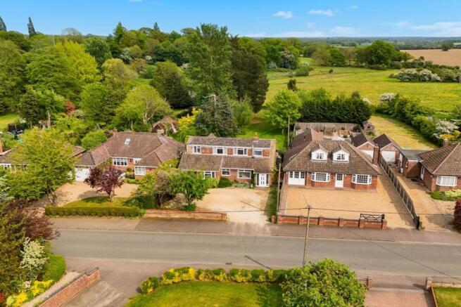 4 bed property, in Rectory Lane, £475,000