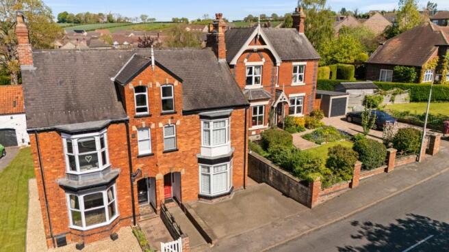 4 bed property, in Spa Hill, £350,000