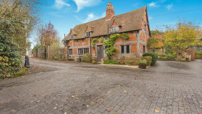 3 bed property, in Wiggins Hill Road, £1,295,000