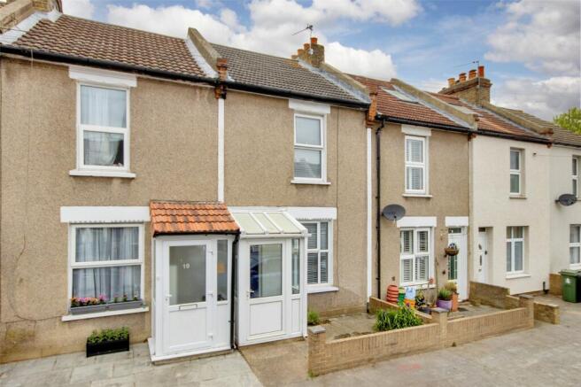 2 bed property, in Wellington Road, £320,000
