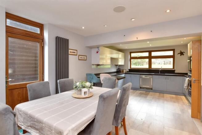 4 bed property, in Carden Hill, £550,000
