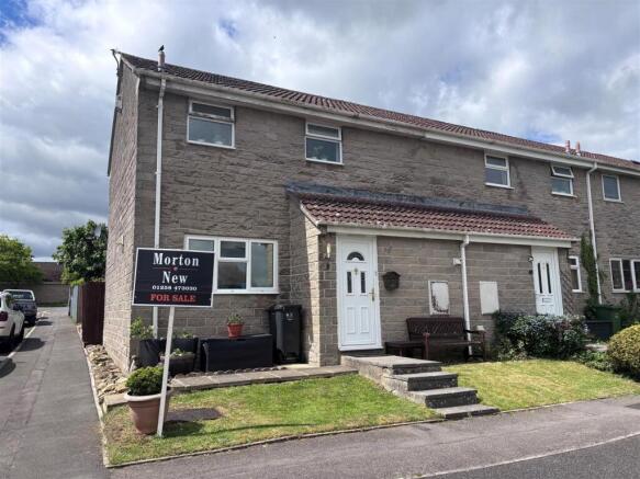 2 bed property, in Brines Orchard, £215,000
