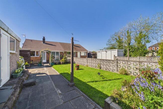 2 bed property, in Darley Grove, £180,000