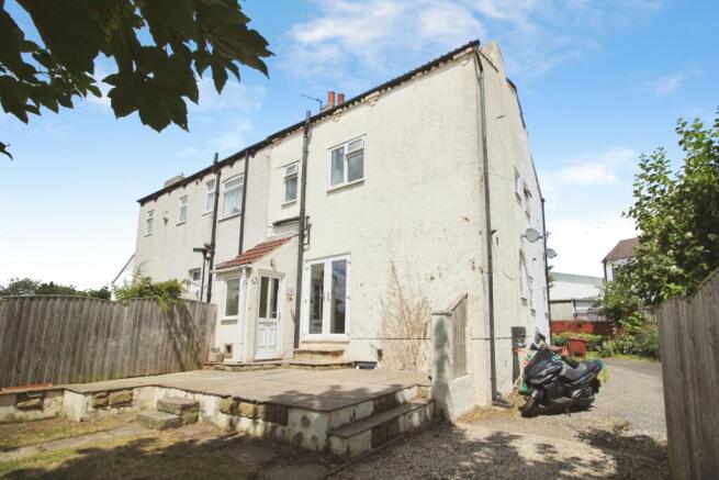 2 bed property, in Wrenthorpe Road, £150,000