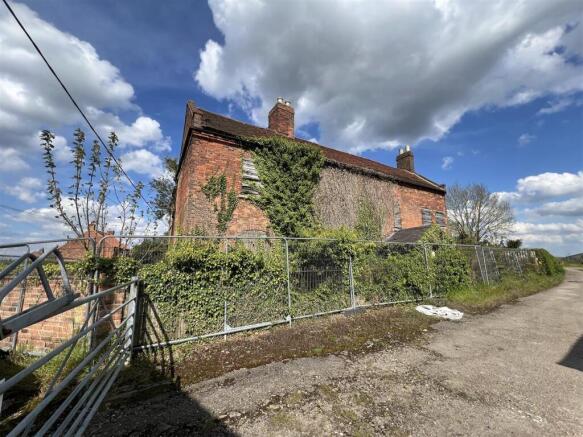 Land, in Kneeton, £300,000