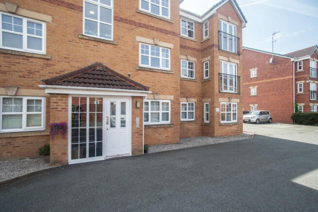 2 bed property, in Longacre, £95,000