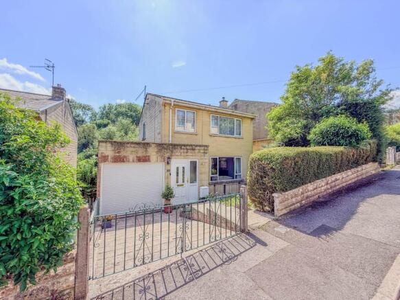 5 bed property, in Fairfield Avenue, £600,000