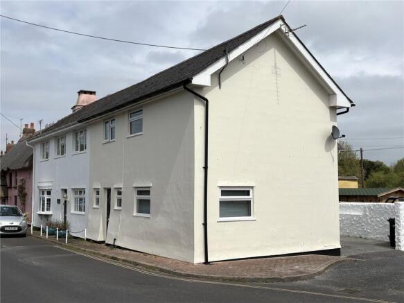 2 bed property, in Higher Road, £225,000
