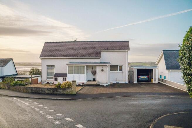 3 bed property, in Cae Gwyn, £550,000