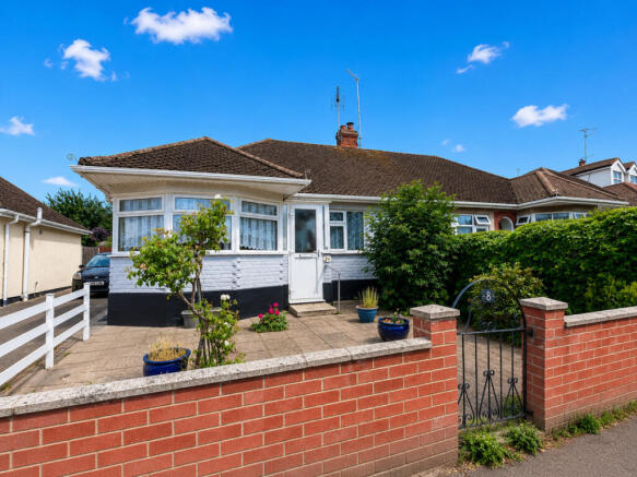 2 bed property, in Chestnut Close, £325,000